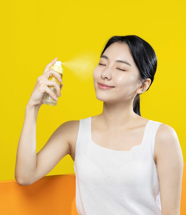 シェイクしたら、そのまま顔にプシュッ。ミストの粒がとても細かいから、メイク崩れを心配することなく使える。