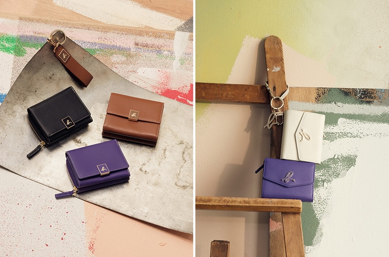 （左）ウォレット：H8.2×W10.5×D3.5cm（ブラック、パープル）、H9.5×W11×D4.5cm（ブラウン）／全て 税込30,800円、キーチャーム：H11×W2.4×D2cm／税込13,200円、（右）ウォレット：H9.5×W12×D3.5cm／税込24,200円、キーチャーム：H4×W4.4×D0.4cm／税込9,900円。