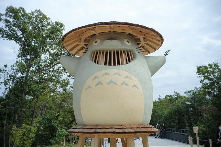 どんどこ森の頂上に鎮座するどんどこ堂はトトロを模した木製遊具。©Studio Ghibli