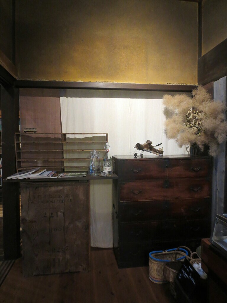 古いタンスなどを置いた店内の一角。子供が遊べるコーナーも造られています。