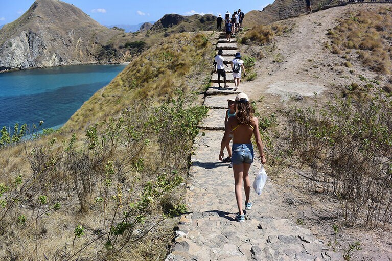 赤道近くの厳しい日差しを受けながら、パダール島の丘を登ります。