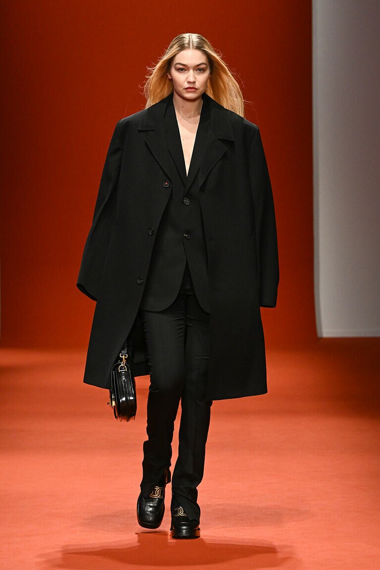 コート 223,300円、ジャケット 179,300円、パンツ 105,600円／トッズ(トッズ・ジャパン)