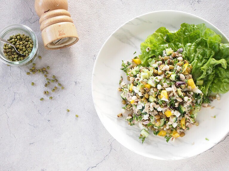 （6）塩胡椒、オリーブオイル、レモン汁を入れて味を整えたら、器に盛りつけて完成です。