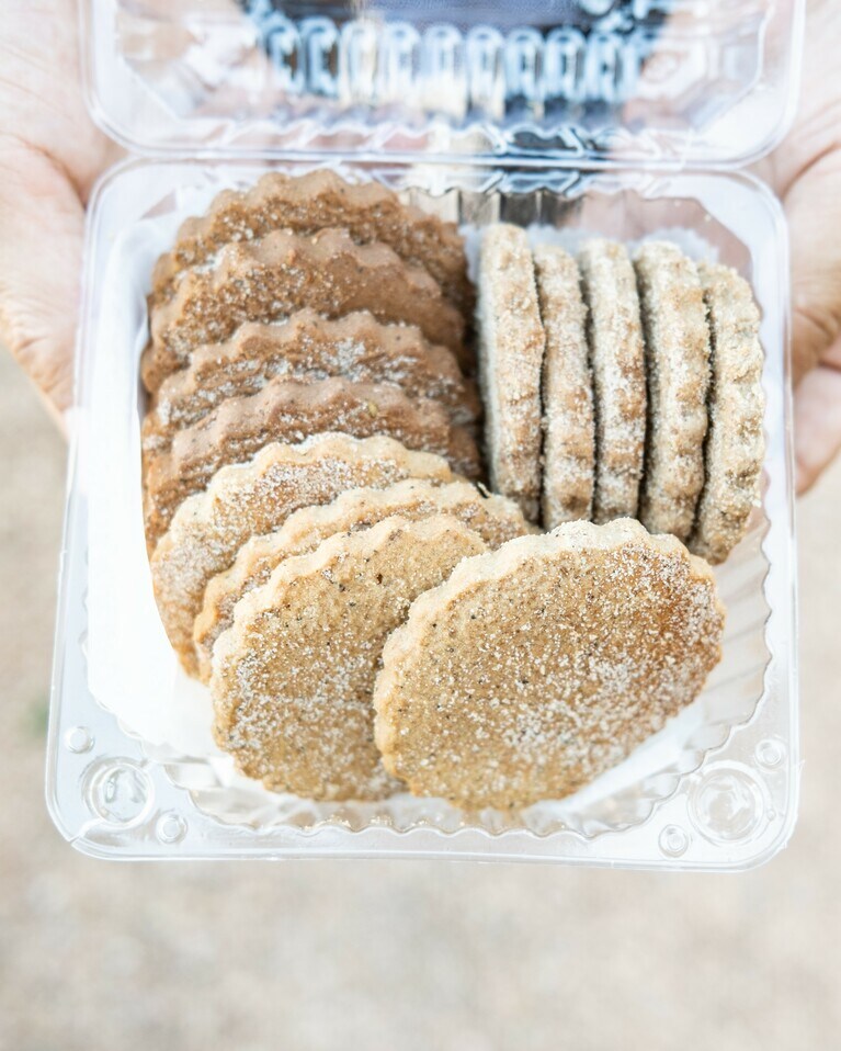 アルバカーキにもビスコチートの人気店が点在。今回は1972年創業の名店「ゴールデン・クラウン・パナデリア（Golden Crown Panaderia）」にて購入。上品な甘さで、牛乳と一緒に食べたくなる素朴な美味しさ！  goldencrown.biz/wp