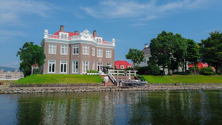 運河沿いには瀟洒な住宅も立ち並ぶ。