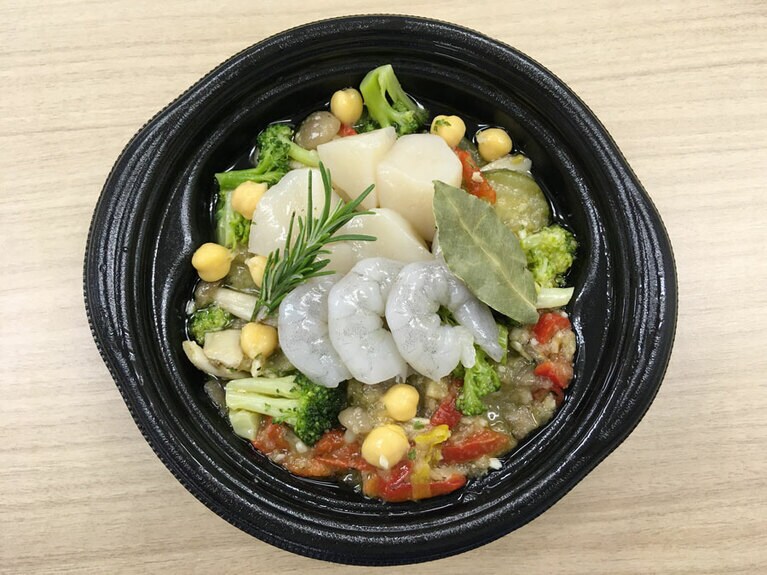 北海道帆立貝柱と海老のハーブ香るアヒージョ 699円。