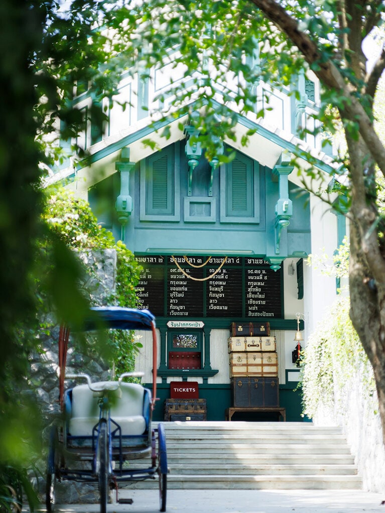 小さな駅舎のような建物はチェックインカウンター。切符売り場を模した外観も楽しい。探検隊のような制服のベルボーイが鐘を鳴らして出迎えてくれる。