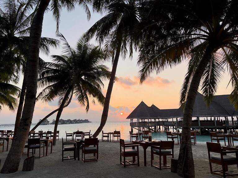 「カシヴェリ」は、オープンエアの屋根の下だけでなく、ヤシの木が並ぶビーチにもテーブルがある。