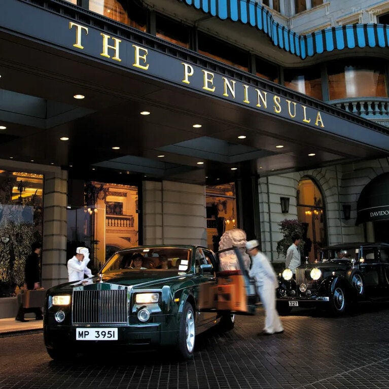 エントランスには、ペニンシュラグリーンのロールスロイスがずらり。