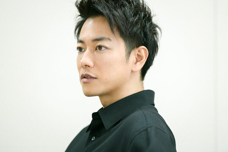 インタビュー中の佐藤 健さん。