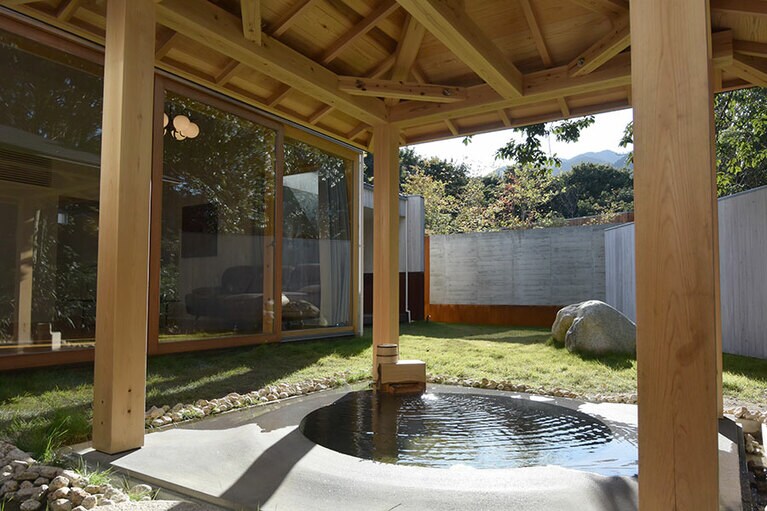 100％源泉かけ流し。各棟に趣向を凝らした露天風呂が。