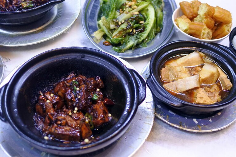 左が汁なしバクテー、右が一般的なバクテー。カラダにいいのにウマい！