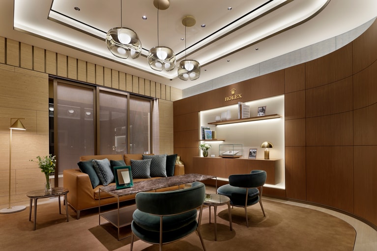 ロレックス グリーンがアクセントになった、心地よく品格のあるプライベート レセプションルーム。