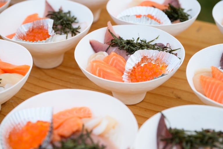 夕食には、地元の方々が用意してくださった知床の海と山の恵みが贅沢に並んだ。サケ、イクラ、ホタテ、ブリの贅沢四色丼は新鮮そのもの！