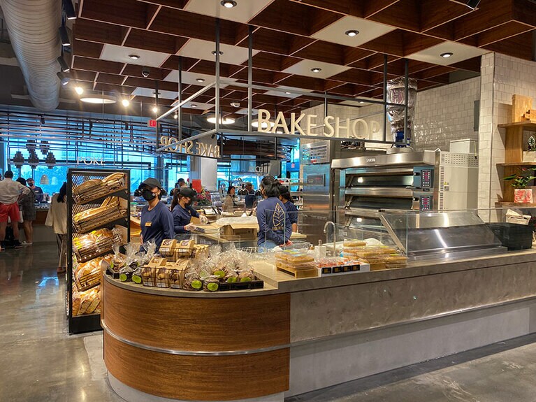 ベイクショップでは焼きたてパンのほか、数種類の熱々フラットブレッドがおすすめ。