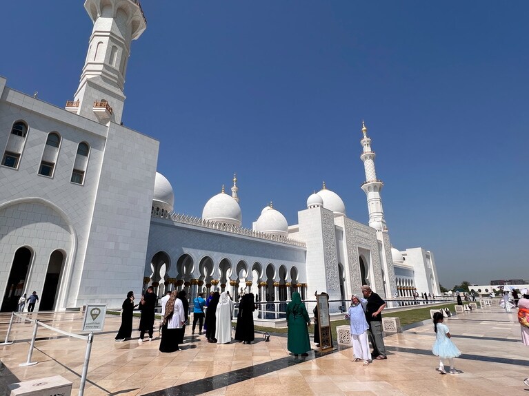 地下通路から地上に出て、写真の右側に見えるモスクの入口へと向かう。