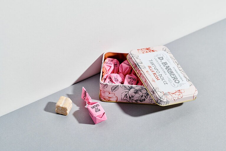 薔薇が香る華やかなトリュフチョコ！ トリュフローズ缶 1,512円。