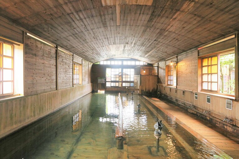 【金谷旅館】名物「千人風呂」はバスタオル着用可の混浴。奥行約20ⅿ！