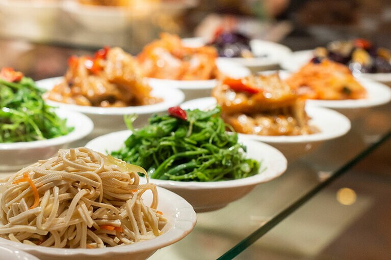 小菜とは、小籠包や牛肉麺などの店で、棚に並んでいる惣菜のこと。