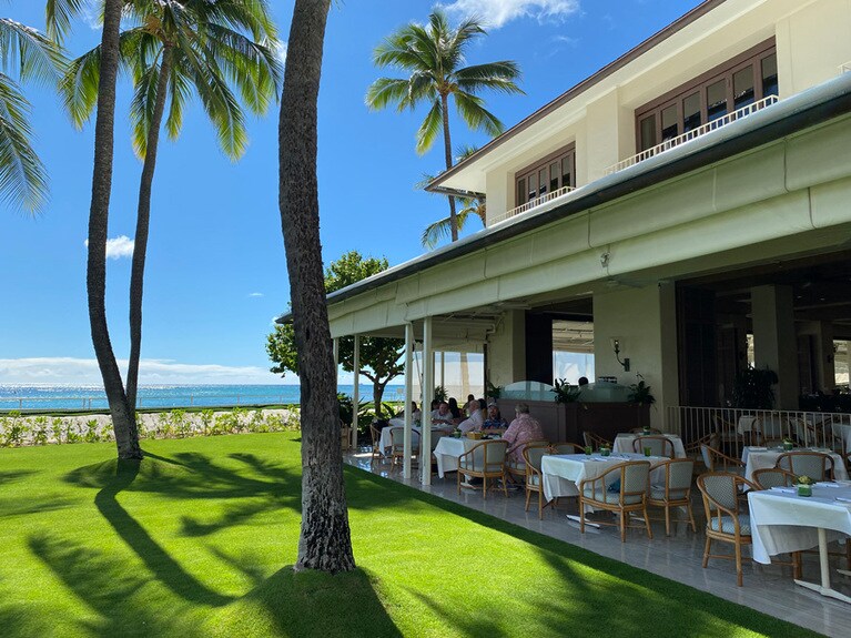 オープンテラスは健在、気持ちのいい風にあたって何時間でもいたい。