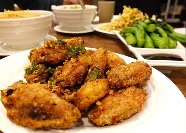 手が止まらなくなる鶏のから揚げ 13カナダドル。