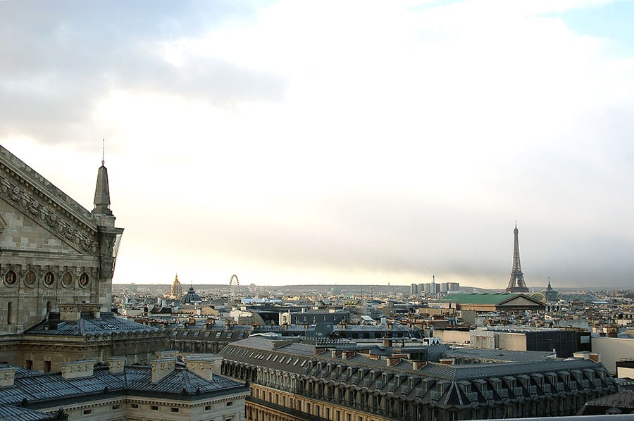 屋上に訪れるのも忘れずに。ここから一望するパリの景観の美しさもまさに“アート作品”。