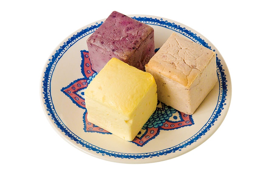 プレーン、イチゴ、ブルーベリーの3種類「自家製チーズケーキ」5,500ウォン～。