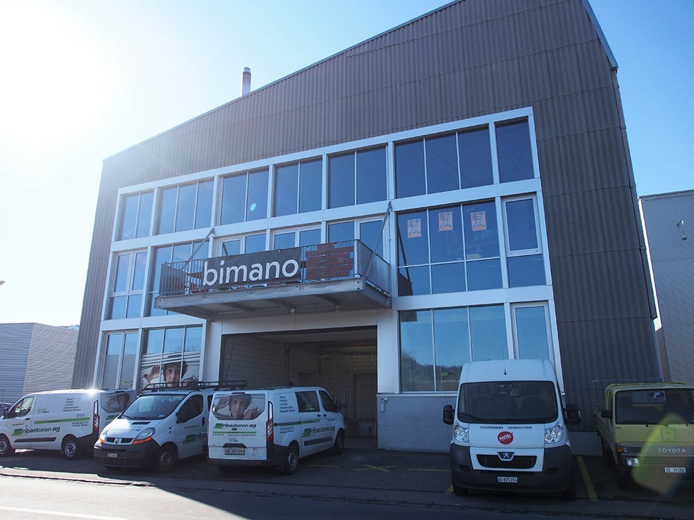 倉庫のような大きな建物の中にビマーノがあります。