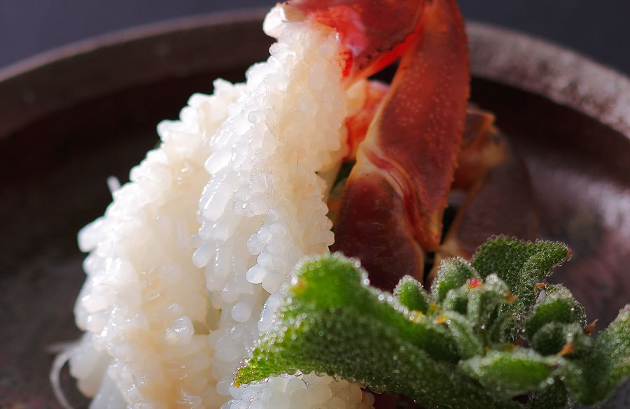 身に凝縮した新鮮な旨みがたまらない本津合蟹。蟹会席は2022年3月31日まで。