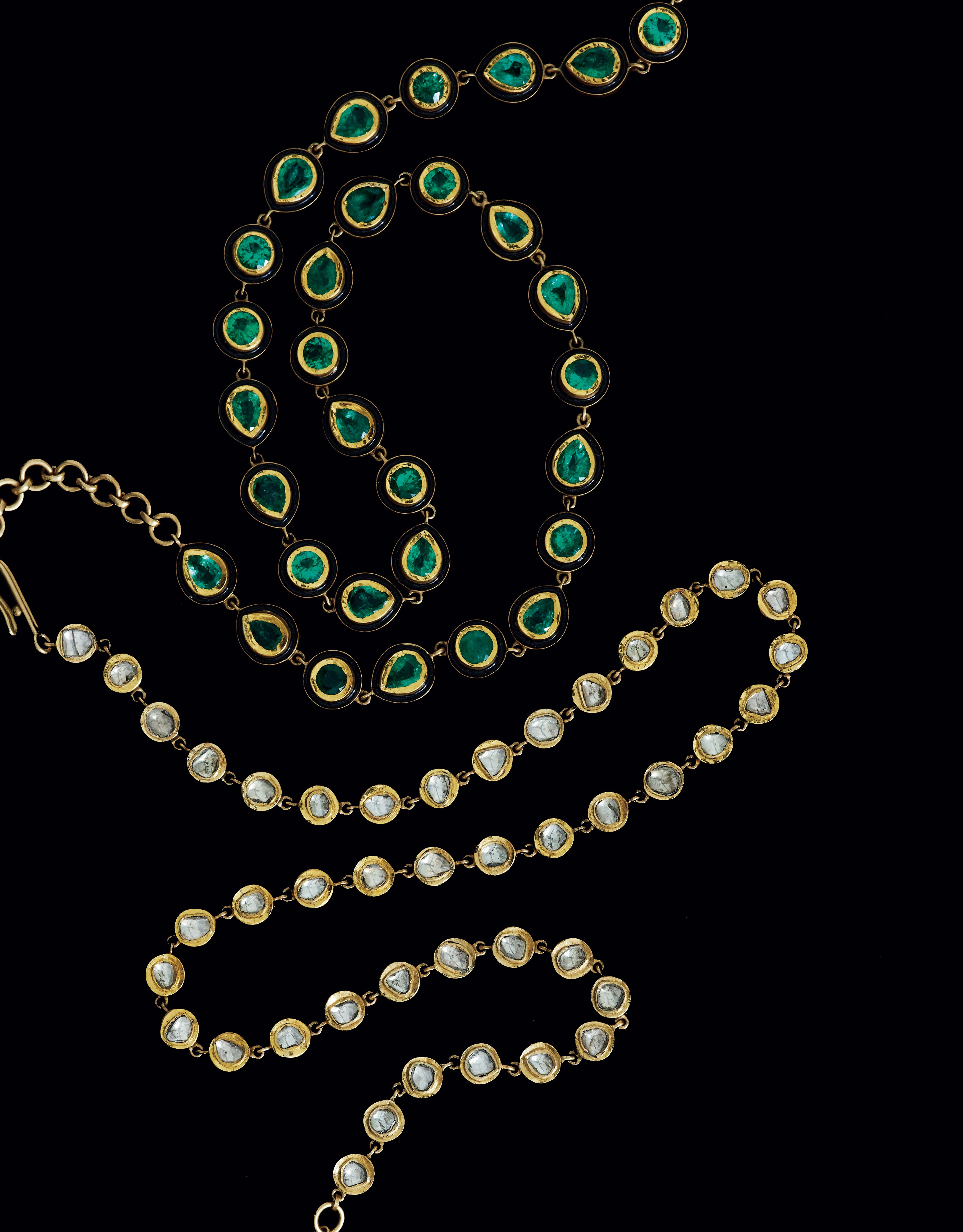 ネックレス〈上〉瑞々しい青竹色のエメラルドは、〝地上に既にある資源を活用することが真のサステナビリティという信念により、古いジュエリーから取り外した石を使用。石の周りにはタガネで起伏を入れて段差をつけ、黒のエナメルを流し入れた華やかなピース。「わかばえ」（YG×エメラルド）1,980,000円、〈下〉インドで古くから伝わる、「ポルキ」と呼ばれる加工技術を用いたダイヤモンドを贅沢に連ねたネックレス。石の周りは、24金箔でスライスダイヤモンドの縁を埋め、銀箔で裏打ちを施すことで、手仕事の温かみを感じる質感に。裏側には、漆黒のエナメルでハート型の絵柄があしらわれている。「たまつゆ」（YG×ダイヤモンド）1,320,000円／シャランポワ（エスケーパーズ アナザーワールド）