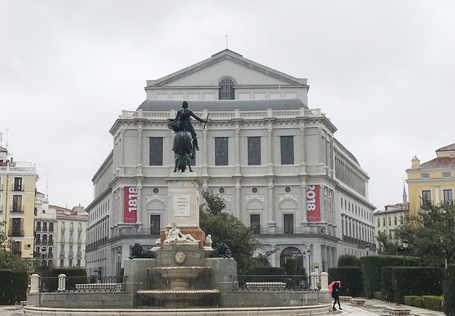 オリエンテ広場のフェリペ4世の騎馬像と王立劇場。