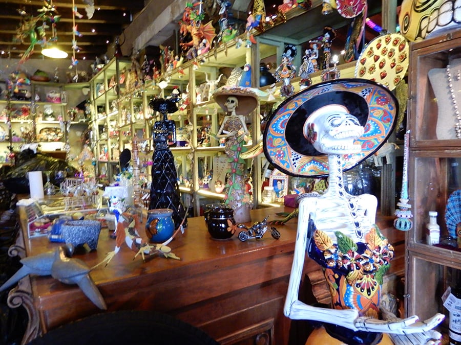 メキシコの有名な祭り“死者の日”が近いのでカトリーナ(骸骨の貴婦人)がお出迎え。