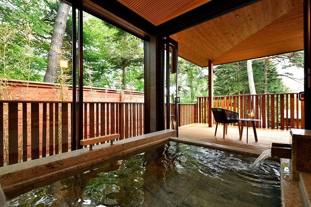 “テラスヴィラスイート”のプライベートな露天風呂。清浄な空気に包まれながら、森林浴と温泉浴を同時に楽しんで。