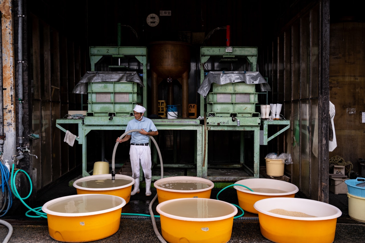酢造りに使う有機玄米の仕込み。一晩浸水させてから蒸し上げる。