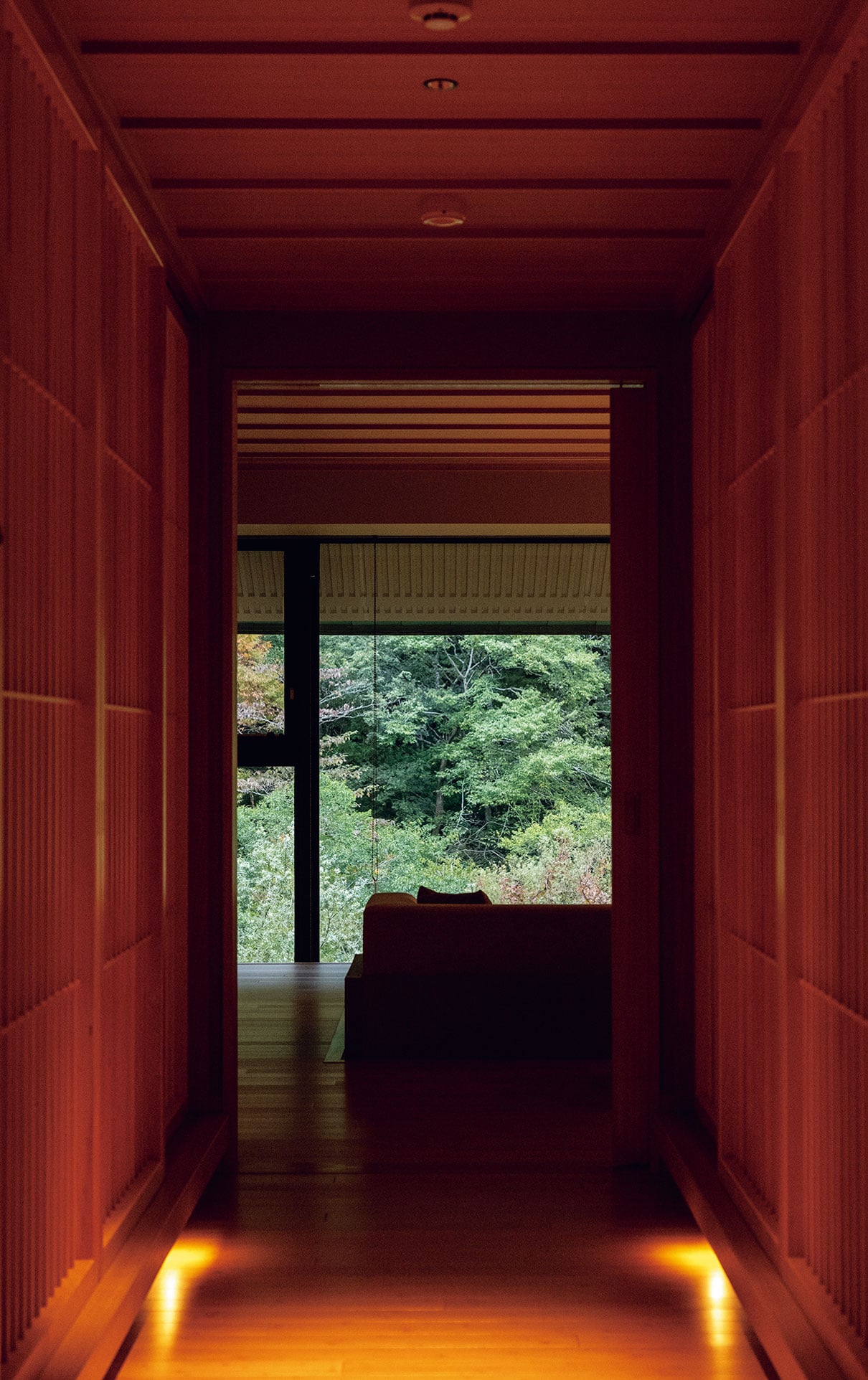 リニューアルで新設された2室限定の「箱根ごこちスイート」。左右にベッドルームがあり大勢で気兼ねなくくつろげる。