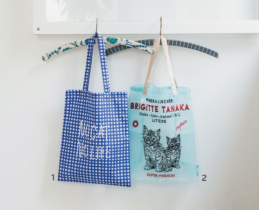 1：PecoRiの「猫と私お揃いトートバッグ」。35×30cm 3,300円／PecoRi 
2：BRIGITTE TANAKAのLitiére Cat Bag。7,700円／LAND Lifestyle Shop