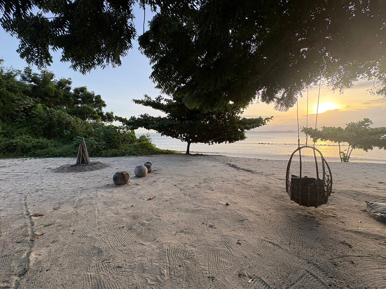夕暮れが迫るエカス湾のビーチにおかれたファイヤーピット。このファイヤーピットをロブスターの串焼きに使うそうです。