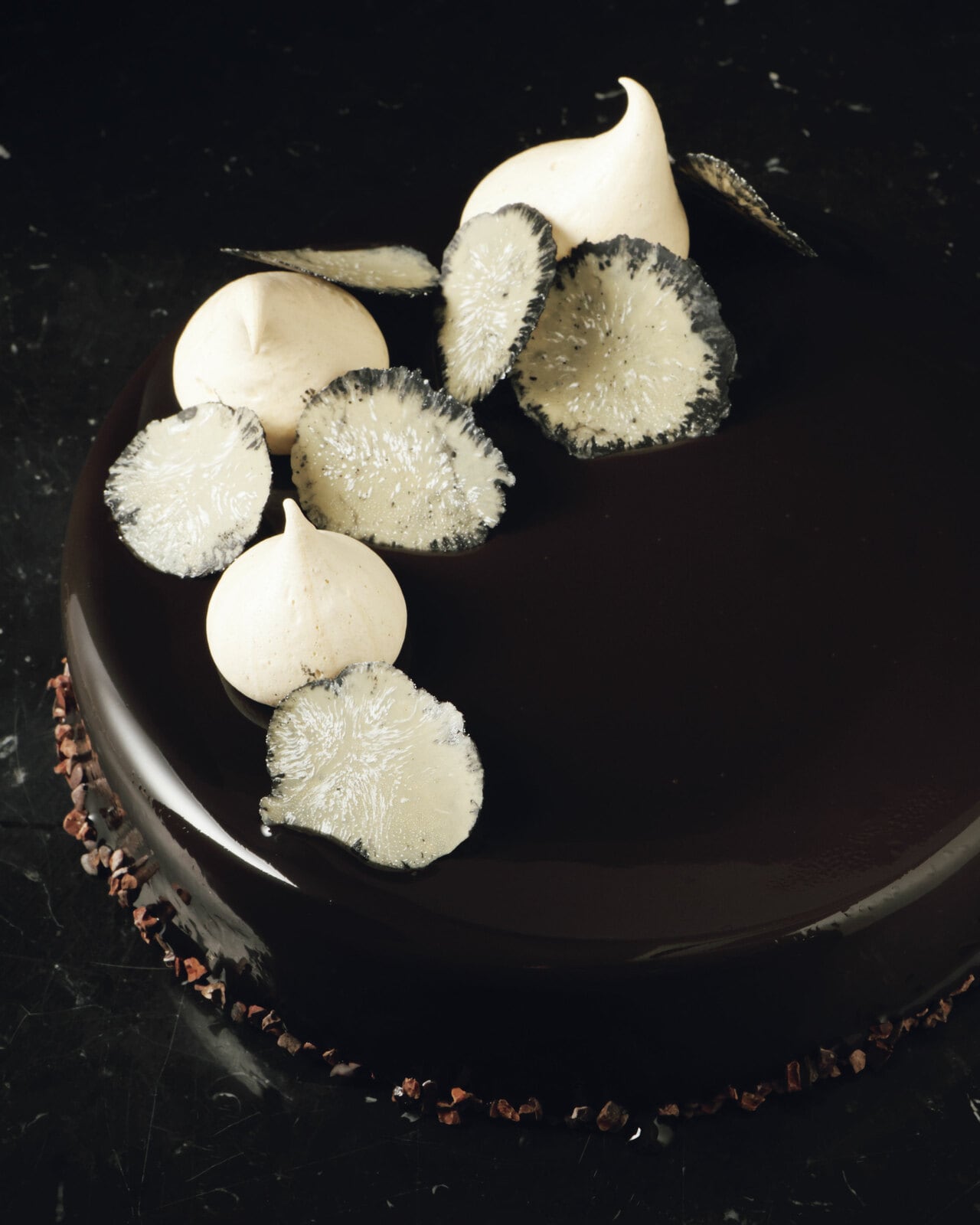 黒トリュフチョコレートのアントルメ 直径18cm 10,000円　●要予約（12月26日から販売予定）／Vue Mer