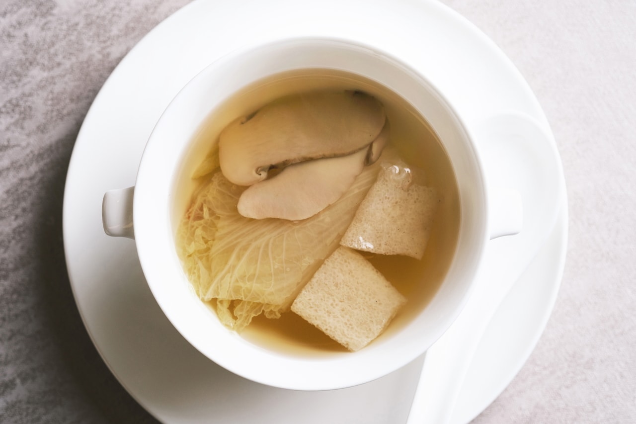 「野菜、松茸、キヌガサ茸の煮込みスープ」。