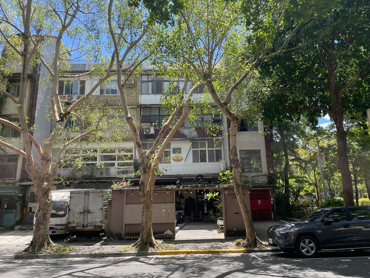 入り口から店内までアプローチのあるお店は、このエリアでもめずらしい。外にはテラス席もあり、天気や気分に合わせて席を選ぶことができます。