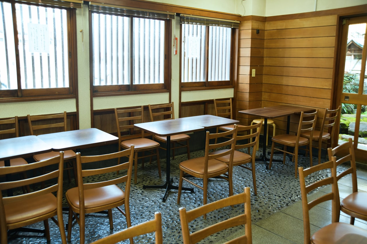 お店に入ったら、まず注文して支払い。番号が記された木札を受け取って空いてる席に座って待つ、というシステム。