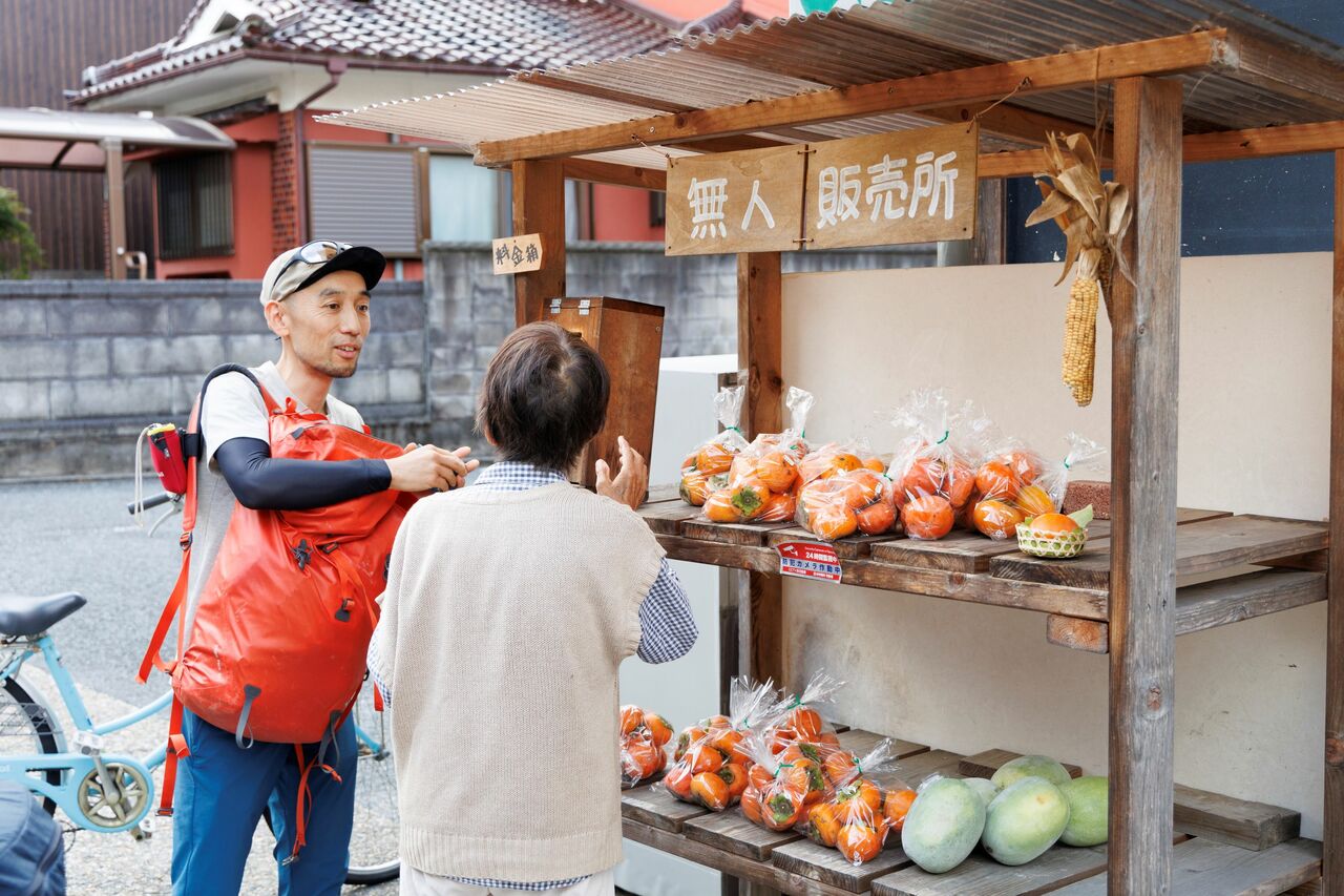 モンベルのガイド・關祥平さんが「みんなで食べましょう」と、柿1袋買ってくれた。