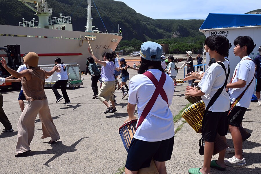 薩摩硫黄島に根付いているジャンベ文化。旅行者を演奏でお出迎え。