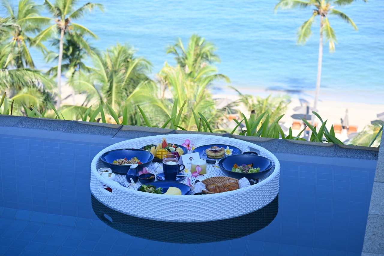泳ぎながら、あるいは水に浸かりながらいただく、特別感のある朝食。