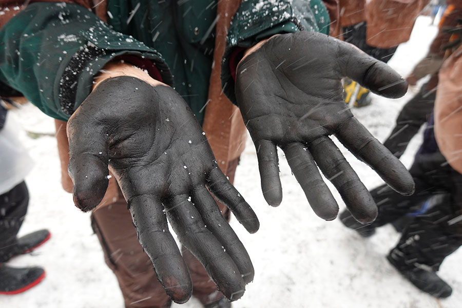 灰と雪を混ぜると「炭」で手が真っ黒に！