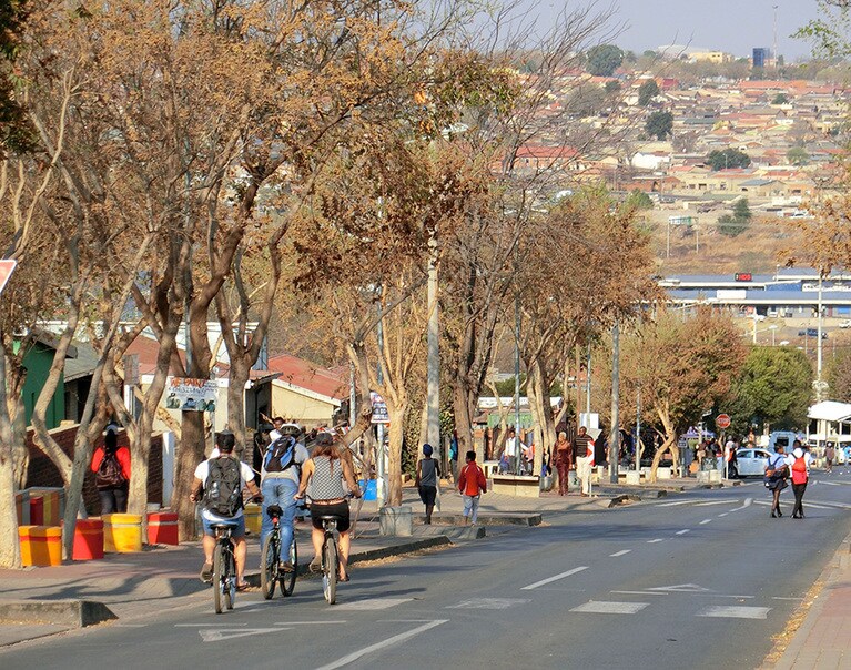 フィラカジストリート。ノーベル平和賞受賞者を輩出した有名な通りを自転車で疾走。