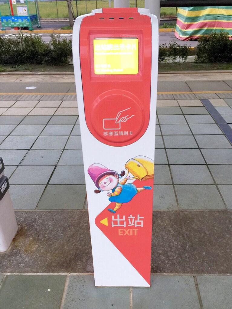 下車時は赤い機械にカードを当てます。