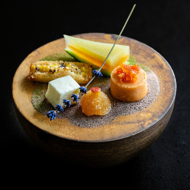 メロン、トマトなど北海道ならではの旬を取り入れた和のデザートにも伊藤総料理長の卓越した技と感性が凝縮（シャレーアイビー定山渓）。