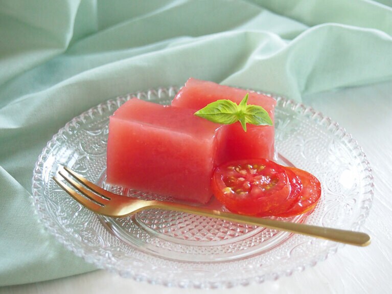 （8）容器から取り出し、器に盛りつけて完成です。お好みでバジルやミニトマトを飾りましょう。