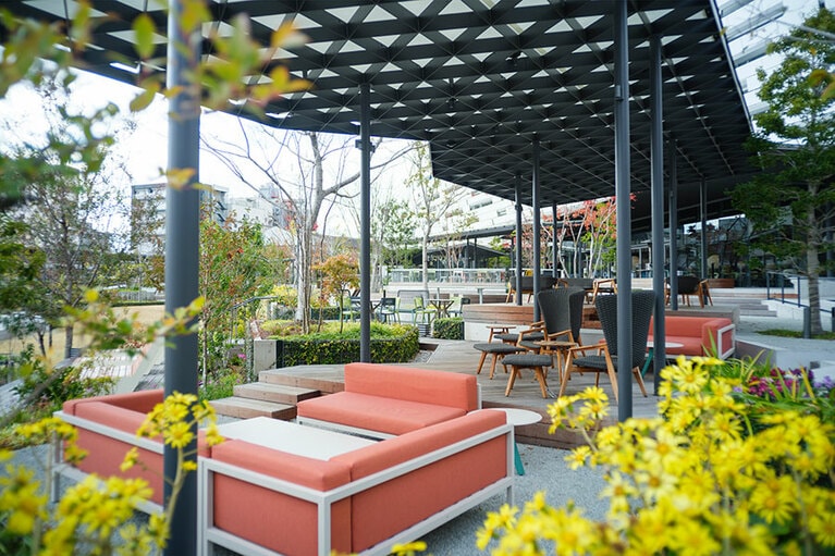 約7,600平米の広大なガーデンエリア・みやぐりん。春夏秋冬、楽しめるよう豊富な植物が植えられており、ガーデンソファやチェアーからゆったりと自然を満喫できます。